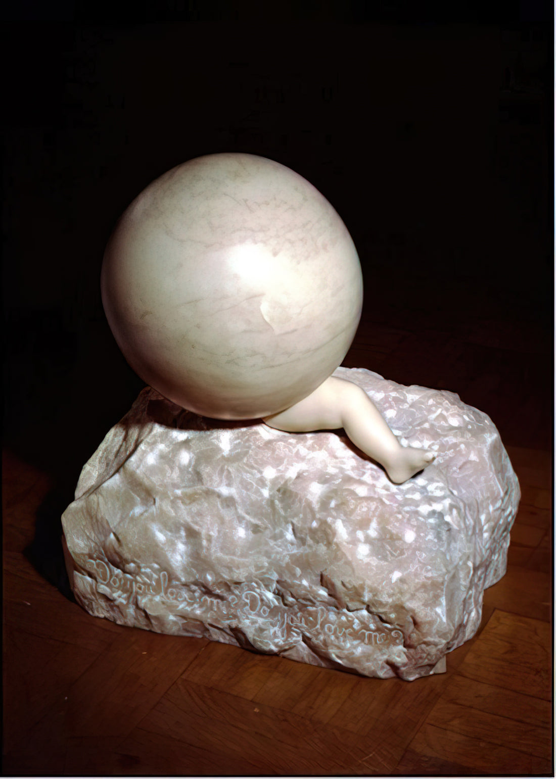 Louise Bourgeois und Jenny Holzer: Eine tiefgründige Analyse ihrer künstlerischen Synergien