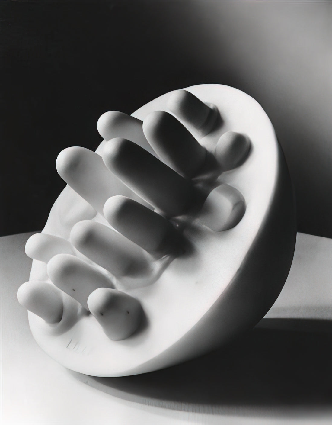 Was ist die Bedeutung von Louise Bourgeois' Werk 'Passage Dangerux'?