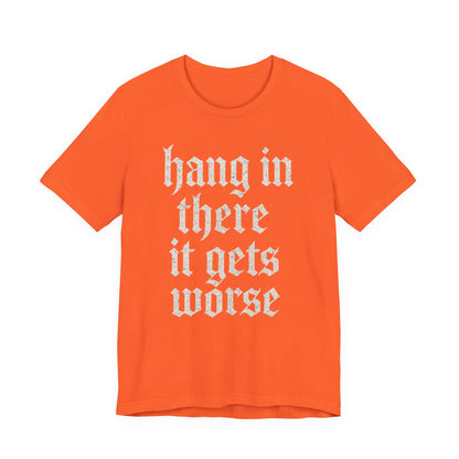 Schwarzer Humor – Durchhalten, es wird noch schlimmer! Lustiges, sarkastisches Zitat auf T-Shirt-Grafik.