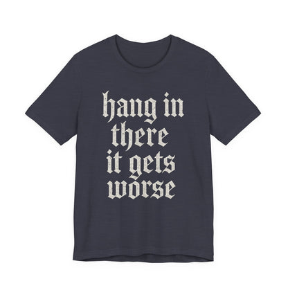 Schwarzer Humor – Durchhalten, es wird noch schlimmer! Lustiges, sarkastisches Zitat auf T-Shirt-Grafik.