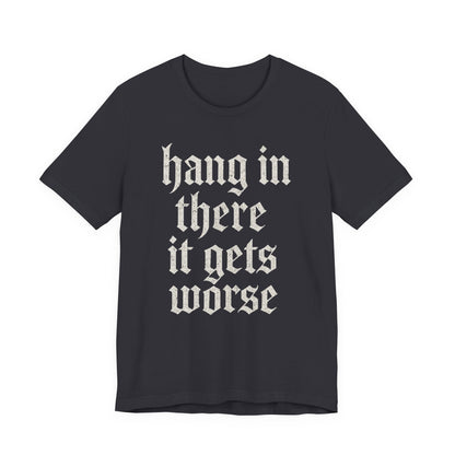 Schwarzer Humor – Durchhalten, es wird noch schlimmer! Lustiges, sarkastisches Zitat auf T-Shirt-Grafik.