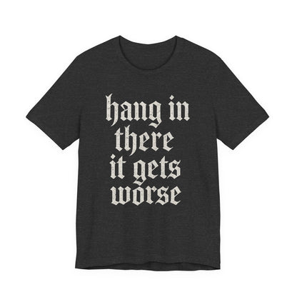 Schwarzer Humor – Durchhalten, es wird noch schlimmer! Lustiges, sarkastisches Zitat auf T-Shirt-Grafik.