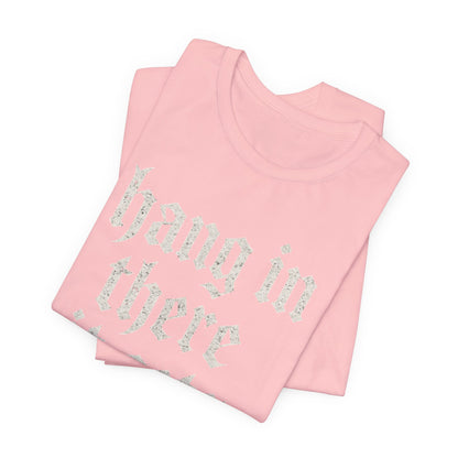 Schwarzer Humor – Durchhalten, es wird noch schlimmer! Lustiges, sarkastisches Zitat auf T-Shirt-Grafik.