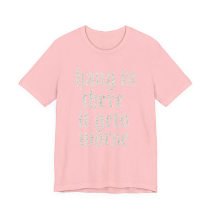 Schwarzer Humor – Durchhalten, es wird noch schlimmer! Lustiges, sarkastisches Zitat auf T-Shirt-Grafik.